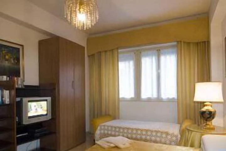 Room 10 of 40