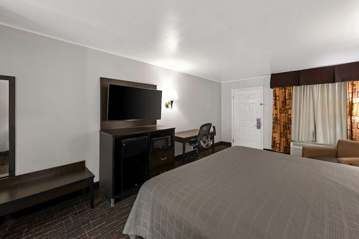 1 King Bed High Speed Internet Accessible Microwave and Refrigerator, Coffee Maker Iron (3 of 10)
