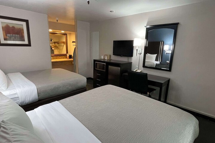 2 Double Beds (1 of 6)