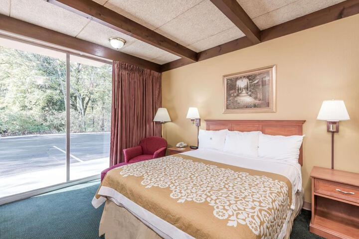 1 Queen Bed (5 of 5)