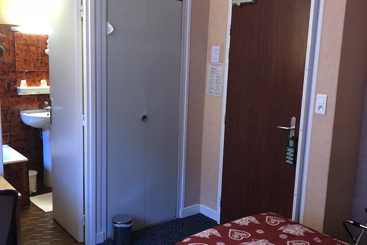 Room 6 of 28