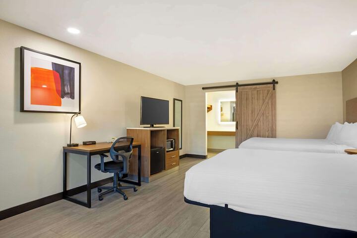 2 Queen Beds Microwave and Refrigerator Full Breakfast (9 of 13)