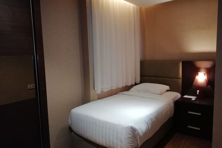 Room 11 of 32