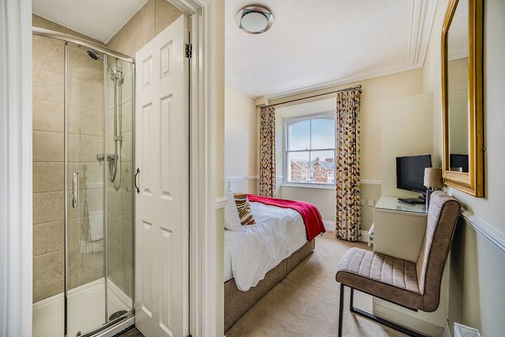 Room 17 of 38