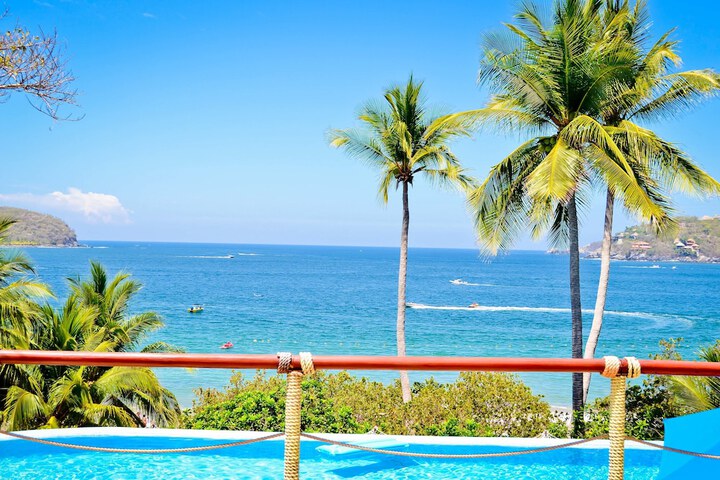 Hotel Pool