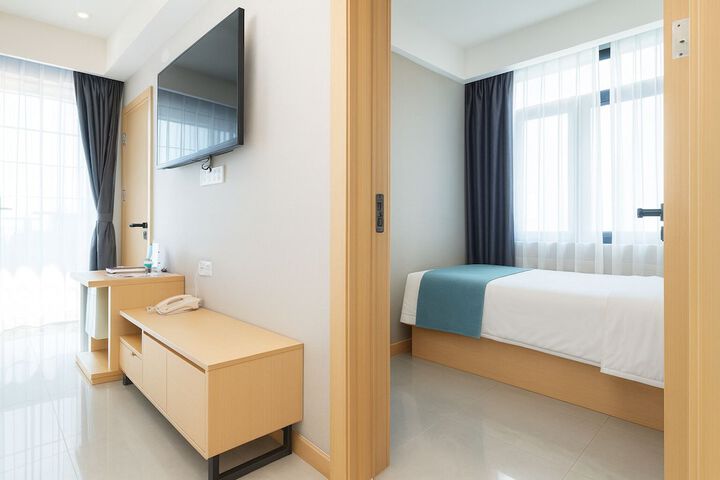 Room 5 of 43