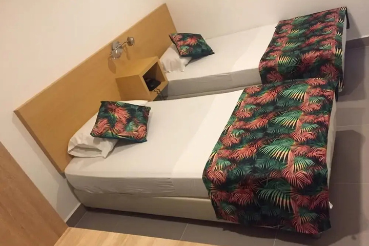 Room 4 of 12