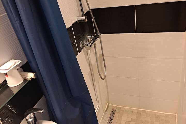 Room 9 of 20