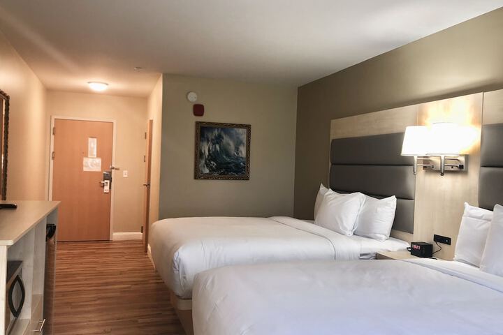 Quadruple 2 Queen Beds Accessible (8 of 11)