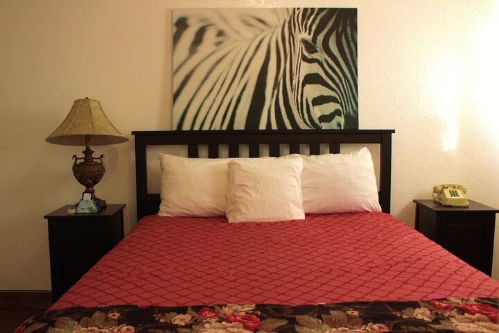 1 Queen Bed (10 of 17)