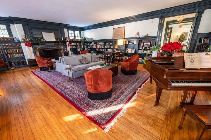 Lounge 45 of 61