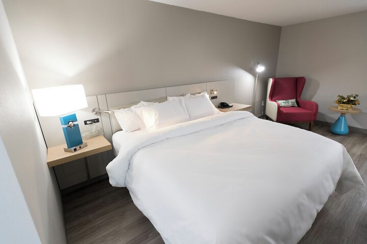 1 King Bed (6 of 19)