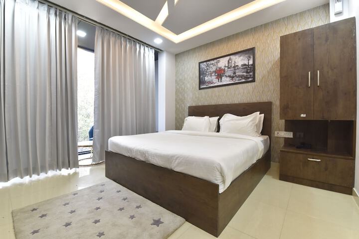 Room 6 of 16