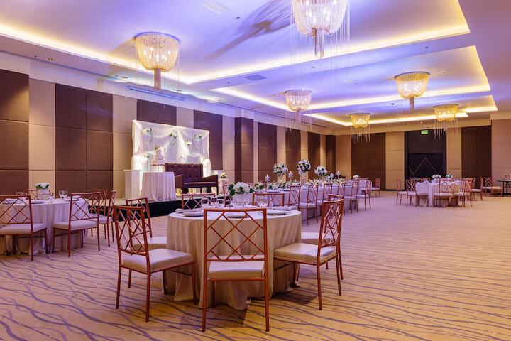 Ballroom/Hall 81 of 91