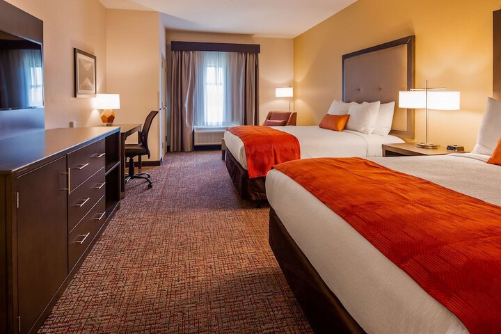 Accesssuite1 Kingbedmobilityaccesswalkinshowersofabedforonepersonrefrigeratornonsmokingfullbreakfast (12 of 24)