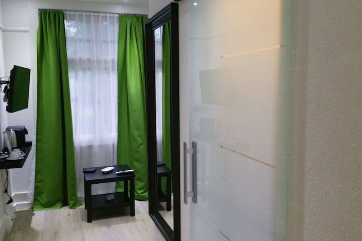 Room 3 of 61