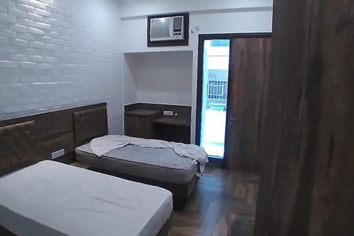 Room 5 of 9