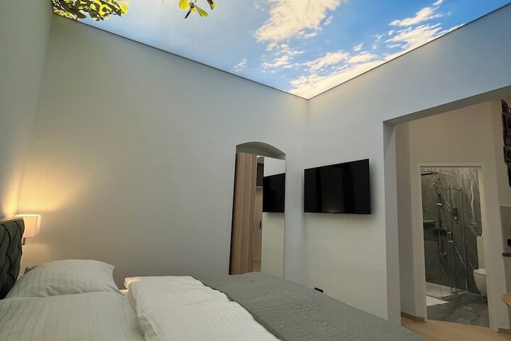Room 28 of 83
