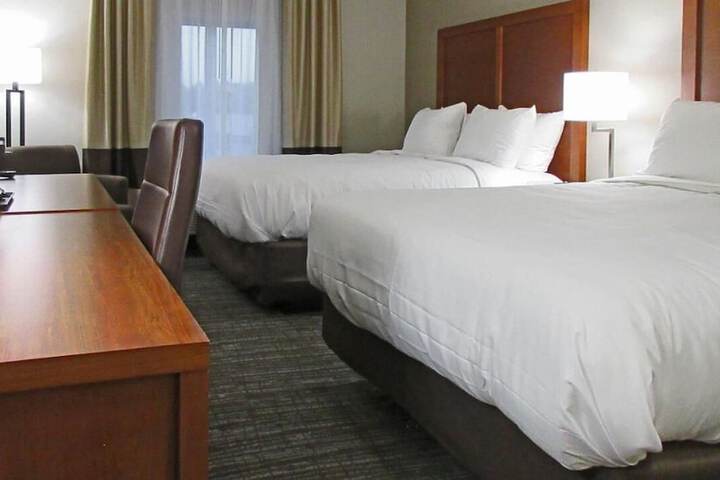 2 Queen Beds (5 of 7)
