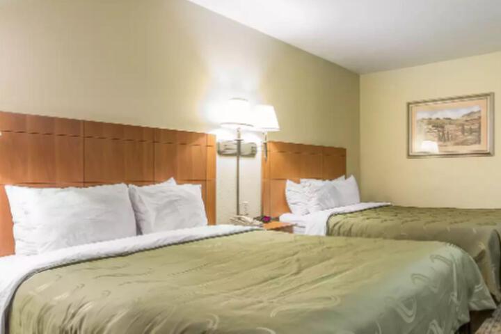 1 Queen Bed Accessible (2 of 15)