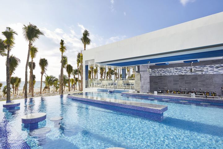 Swim-up bar