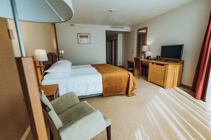 Room 73 of 176