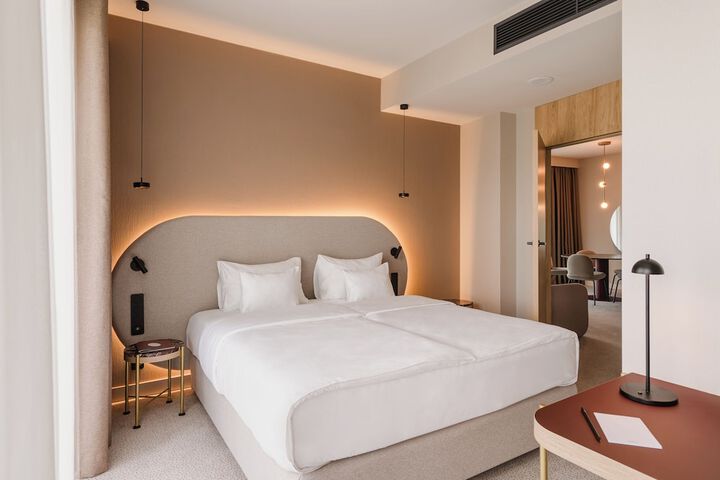 Room 44 of 153