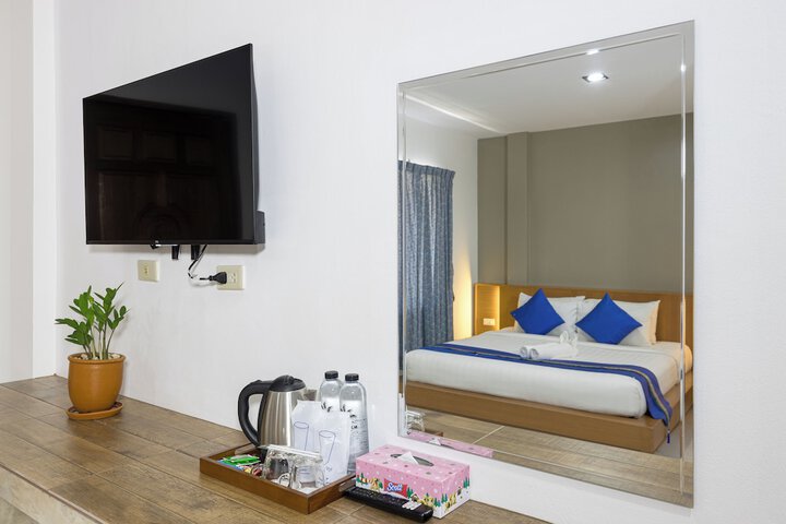 Room 6 of 100