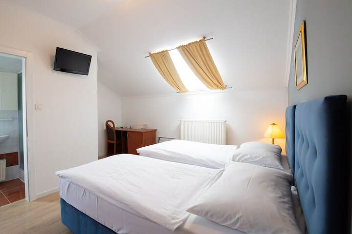 Room 15 of 33