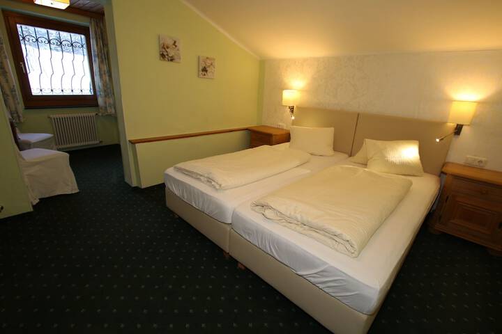 Room 14 of 98