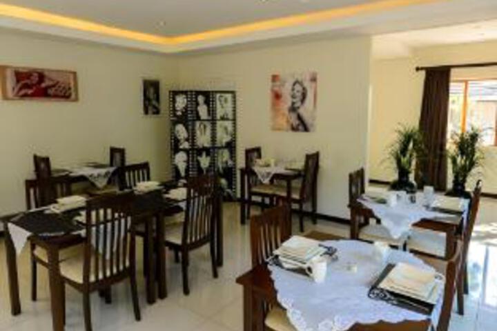 Dining 39 of 55