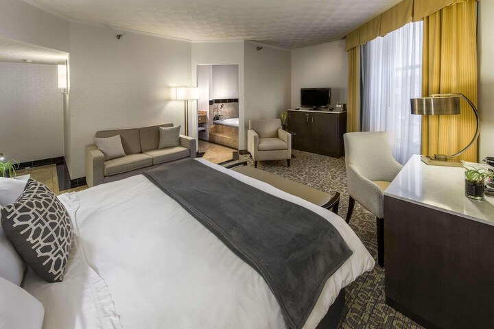 1 King Bed (3 of 13)