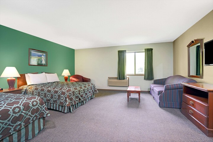 1 Queen Bed (7 of 8)