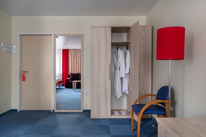 Room 26 of 142