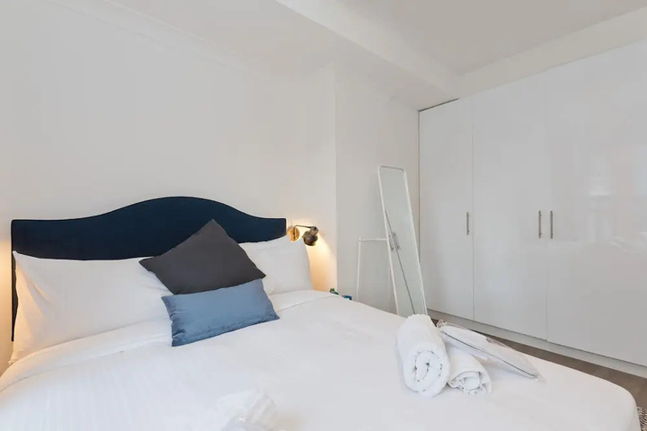 Room 5 of 17