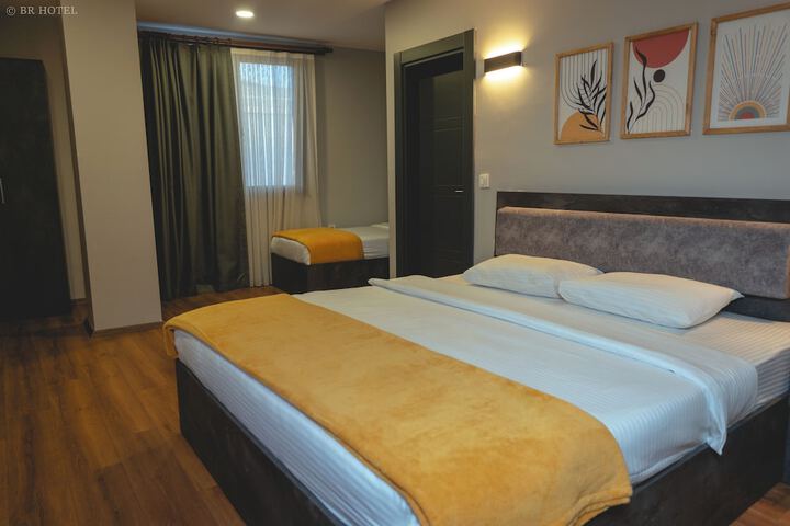 Room 6 of 25