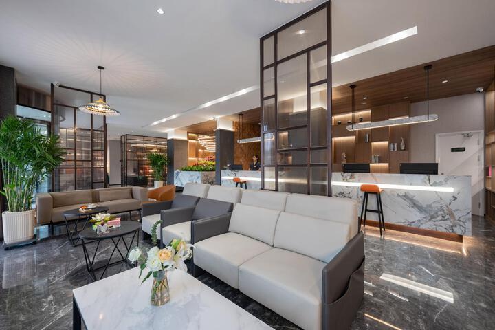 Lounge 18 of 25
