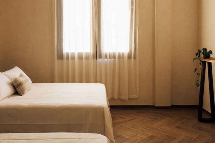 Room 32 of 83