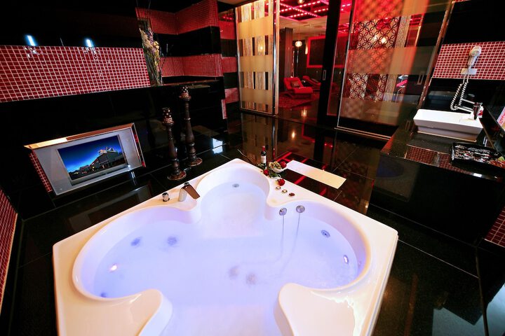 Hot Tub 42 of 48