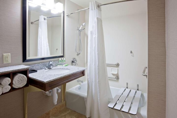 1 King Accessible Comm Assist Bathtub Microwave, Refrigerator WiFi Full Breakfast (2 of 8)