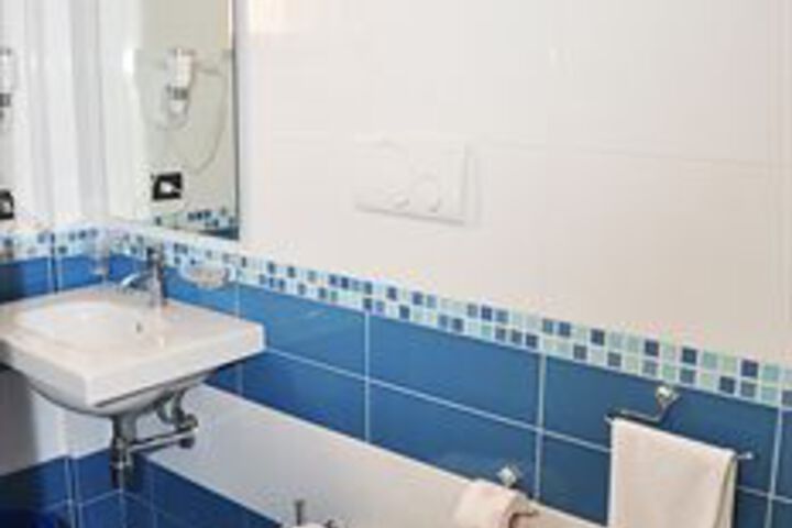 Room 4 of 43