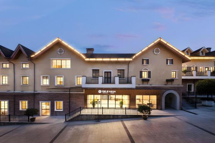 Floral Hotel·Fairy Mountain Night Banquet Inn