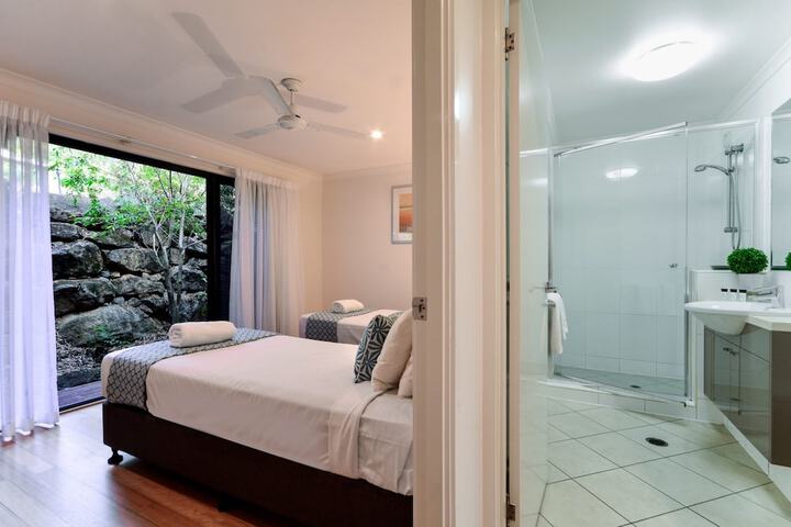 Room 4 of 25