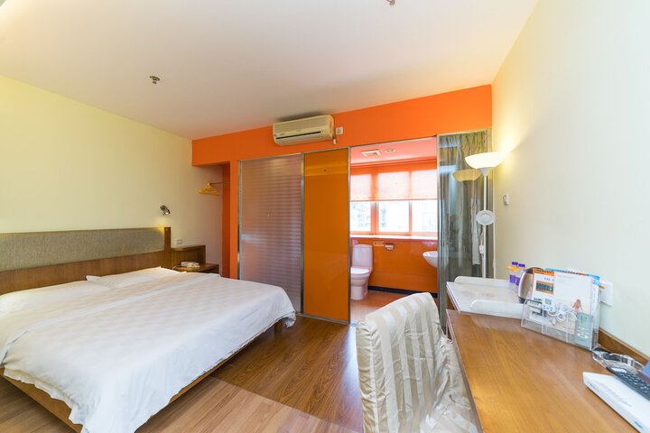 Room 13 of 22