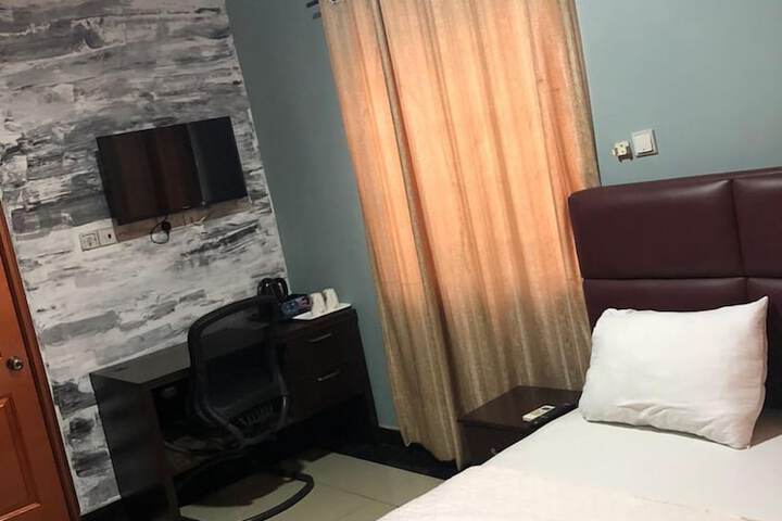 Room 7 of 28