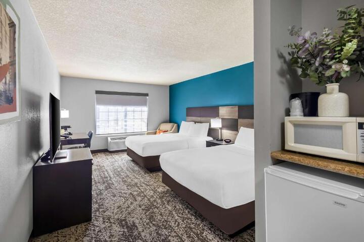 2 Queen Beds Microwave and Refrigerator Work Desk WiFi Full Breakfast (24 of 25)