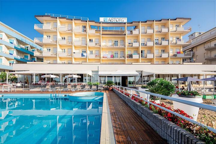 Hotel Pool