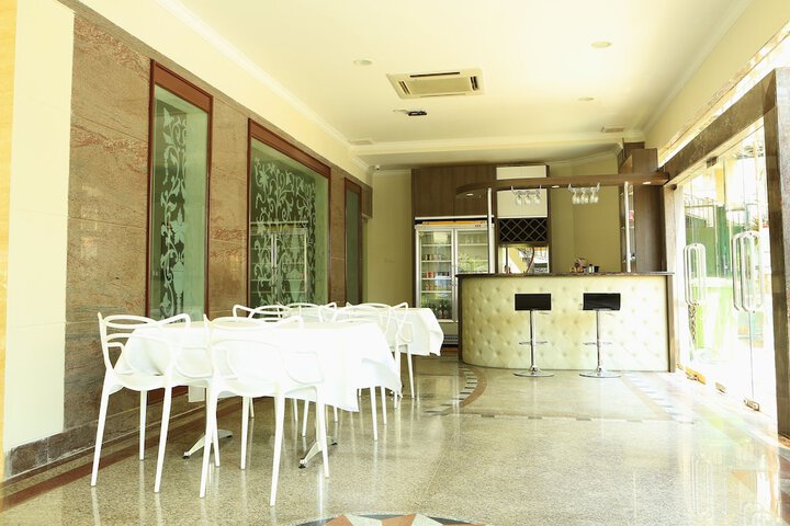 Dining 38 of 61