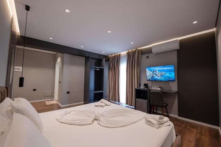 Room 10 of 76