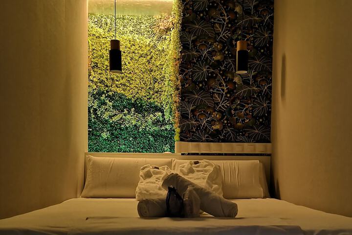 Room 27 of 84